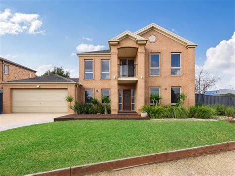 real estate caroline springs victoria